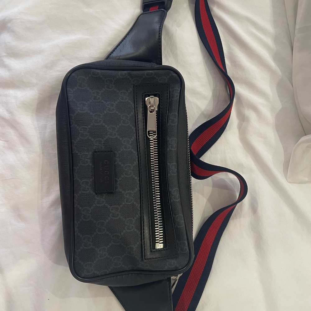 Gucci Black Belt Bag with Modern Design and Versatile Strap